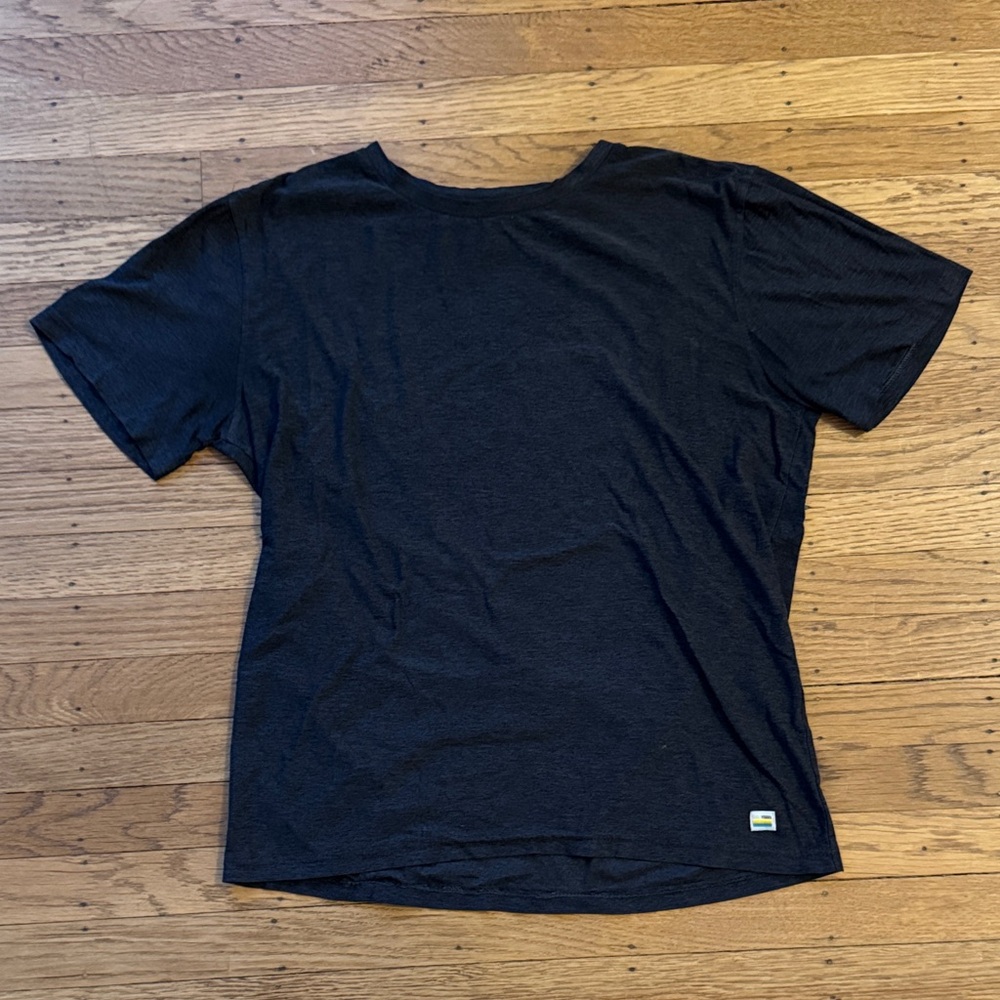 Vuori Vintage Dark Gray Short Sleeve Tee (size: s)